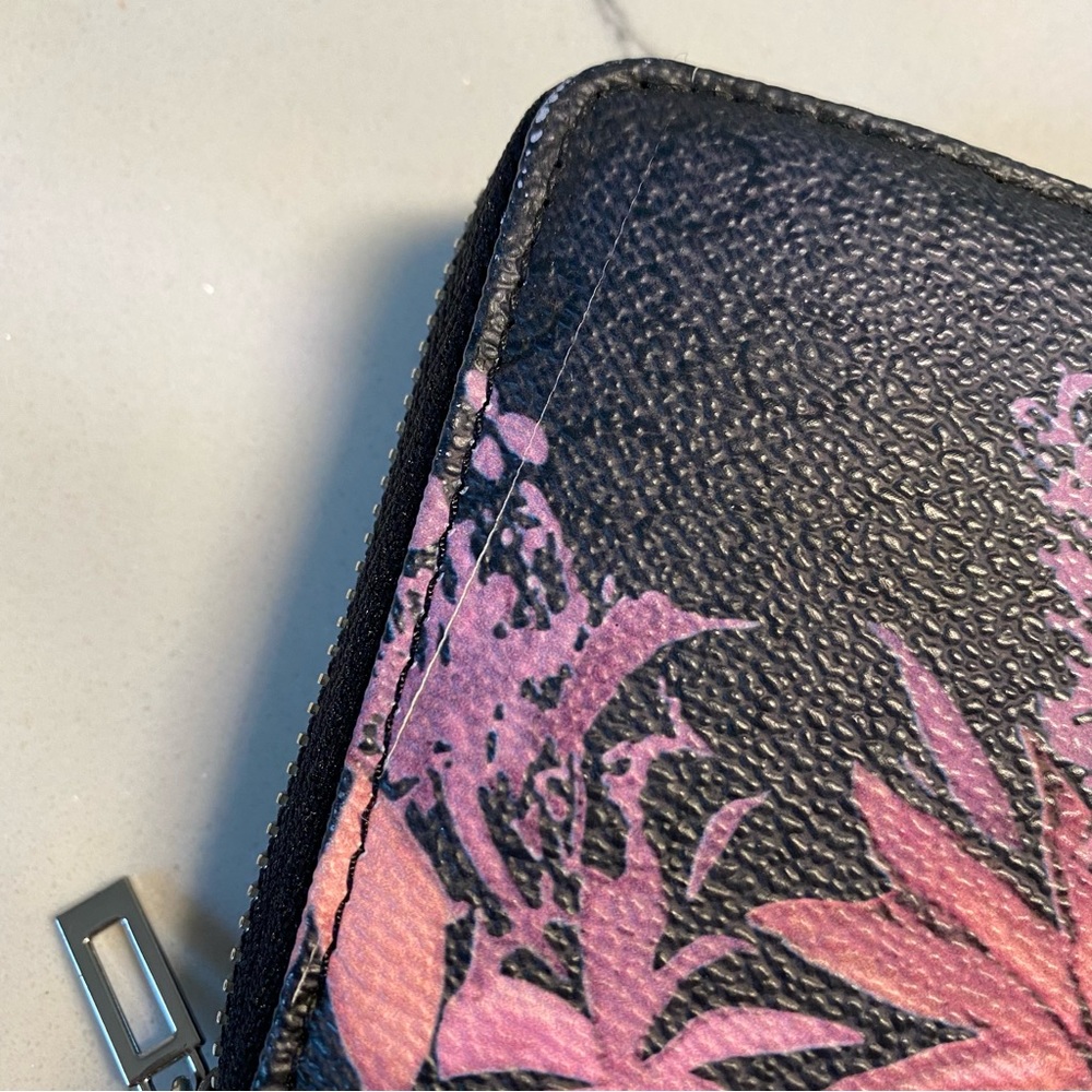 Guess Wallet - Picture 4 of 15